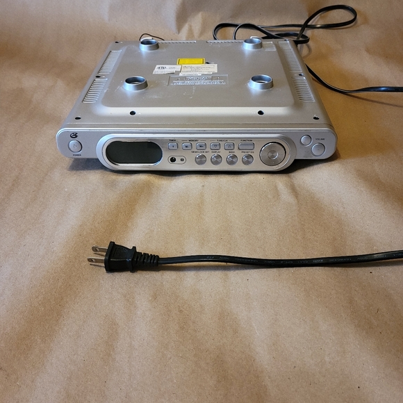 GPX Under Counter Mount Clock Radio/TV - Picture 2 of 6